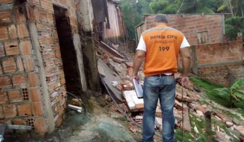 Desabamento de residência causa pânico entre moradores de área alagada, no Iranduba