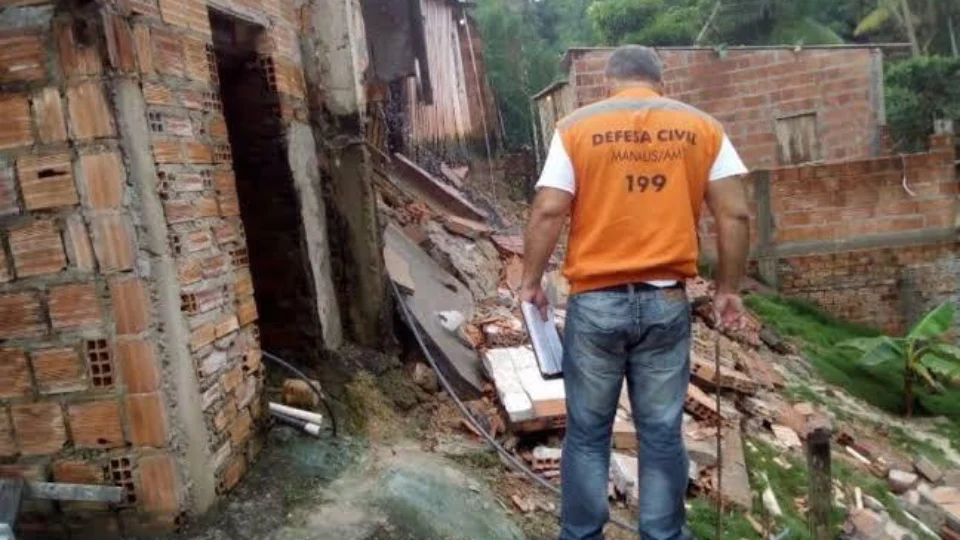 Desabamento de residência causa pânico entre moradores de área alagada, no Iranduba