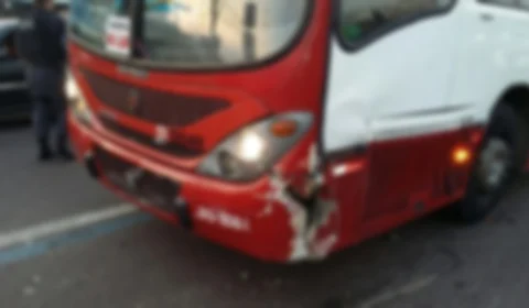 Acidente entre dois ônibus deixa passageiros feridos e trânsito congestionado na Torquato Tapajós