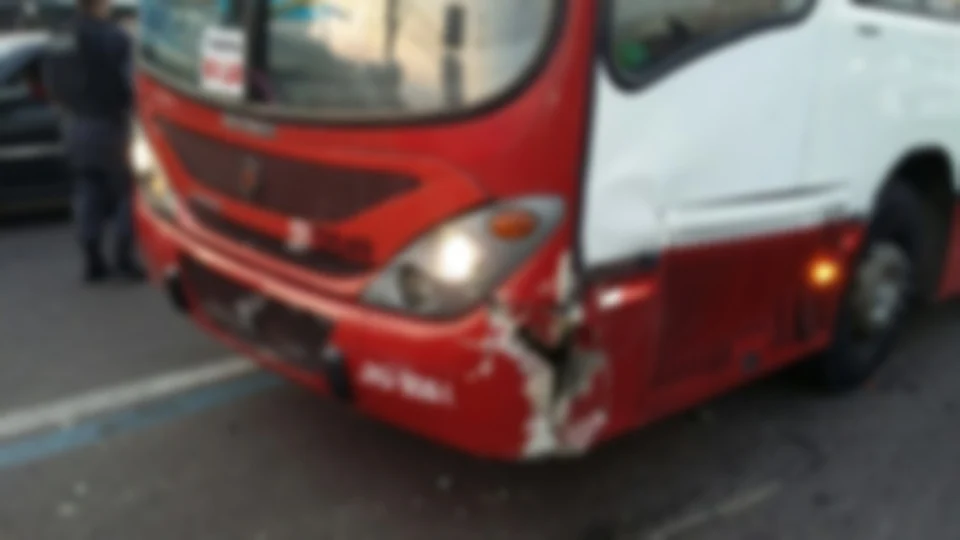 Acidente entre dois ônibus deixa passageiros feridos e trânsito congestionado na Torquato Tapajós