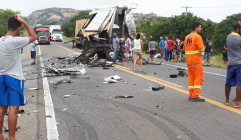 Acidente envolvendo caminhão da banda de Léo Santana deixa mortos na Bahia