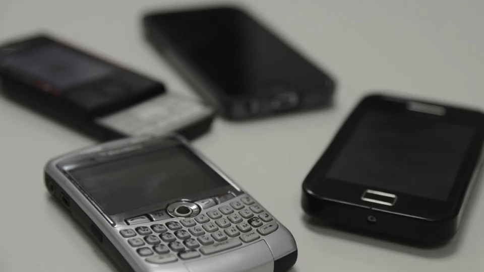 Recadastro para clientes de celular pré-pago começa nesta quarta; entenda