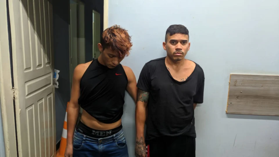 Após tentativa de fuga, dupla é presa por traficar drogas no bairro Riacho Doce