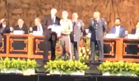 Bolsonaro entrega medalhas de Olimpíada da Matemática em Manaus