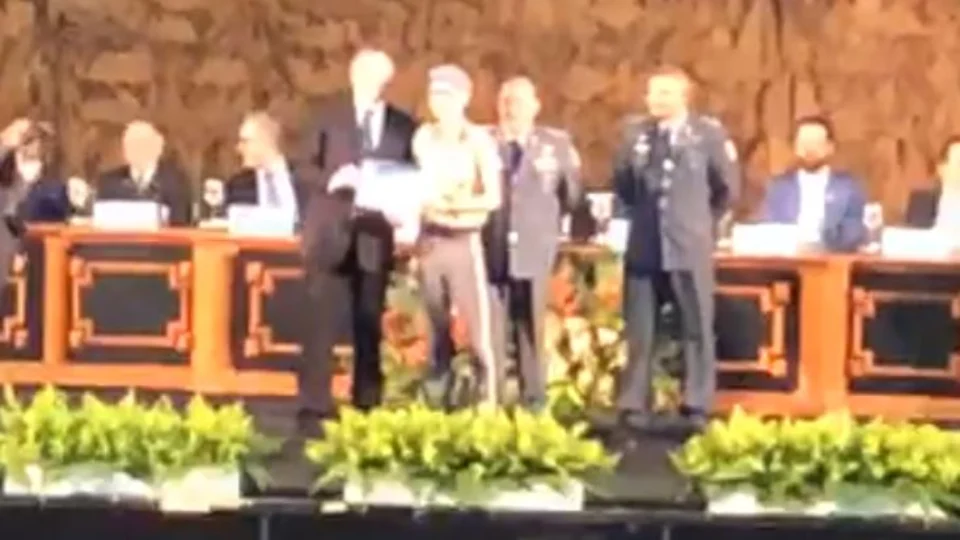Bolsonaro entrega medalhas de Olimpíada da Matemática em Manaus