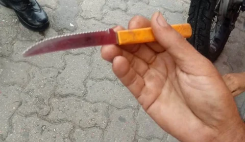 Mulher é presa após agredir o filho de apenas 6 anos com uma faca