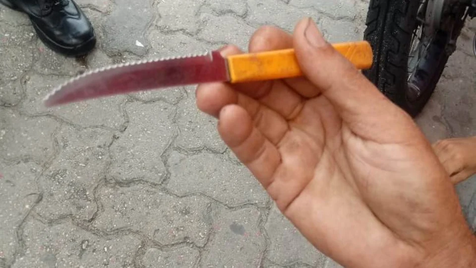 Mulher é presa após agredir o filho de apenas 6 anos com uma faca