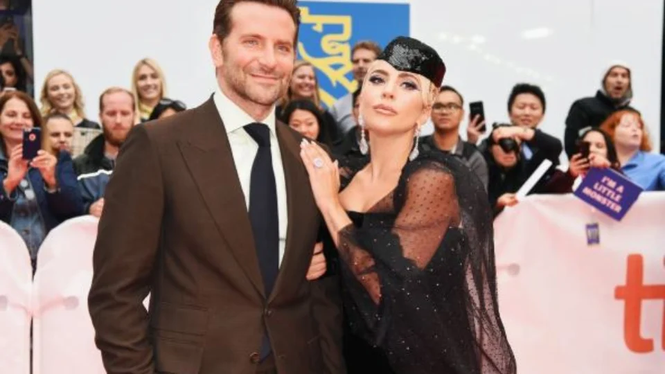 Lady Gaga se muda para casa de Bradlley Cooper