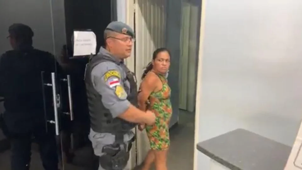 Mulher é presa após tentativa de assalto usando uma arma de fogo falsa