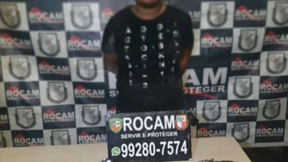 Vulgo ‘Loirinho’ é preso com armas e drogas no bairro Cidade de Deus