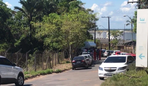 Motoristas de aplicativo protestam e bloqueiam entrada de refinaria contra o valor da gasolina em Manaus