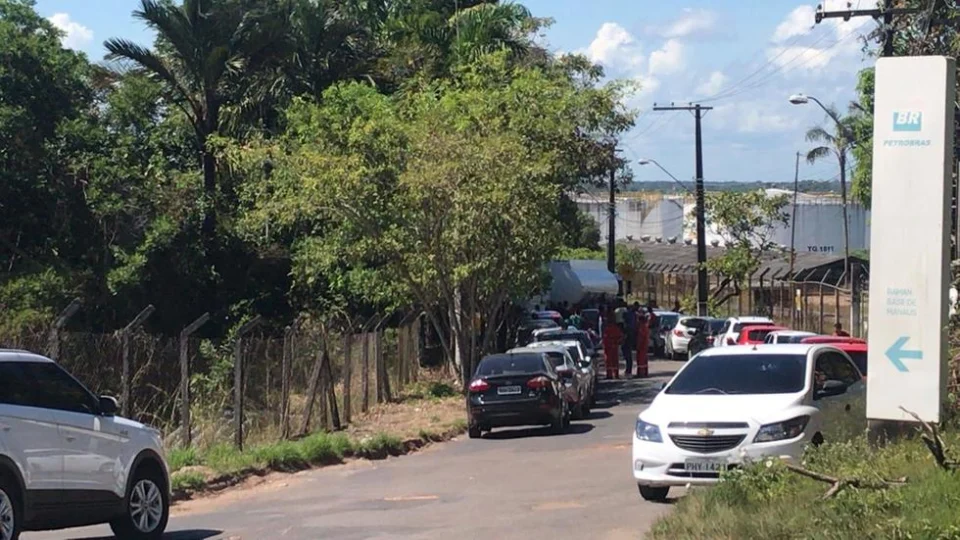 Motoristas de aplicativo protestam e bloqueiam entrada de refinaria contra o valor da gasolina em Manaus
