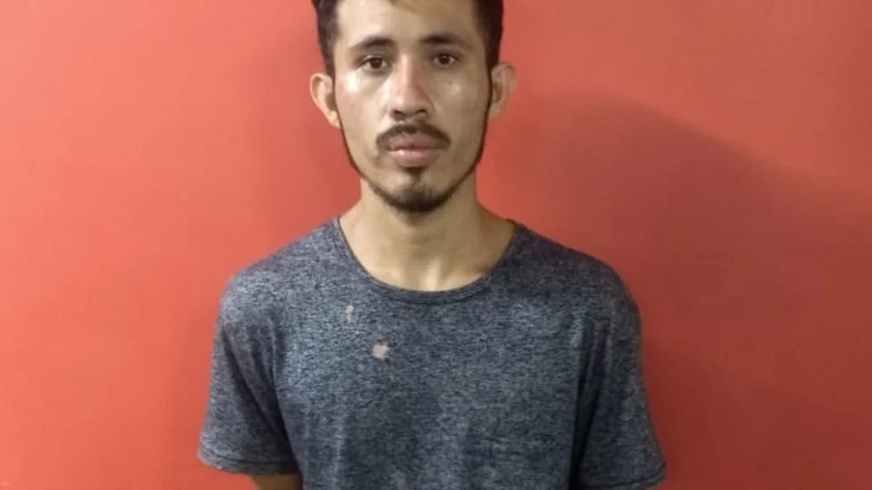 Em tentativa de fuga, homem é preso com carro roubado e arma de fogo