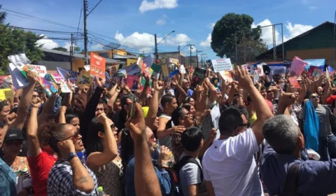Reajustes de servidores públicos suspensos até 2021 gera protesto em frente à sede do Governo do Am