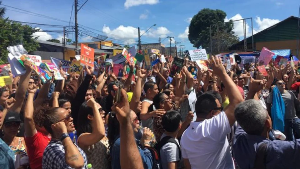 Reajustes de servidores públicos suspensos até 2021 gera protesto em frente à sede do Governo do Am