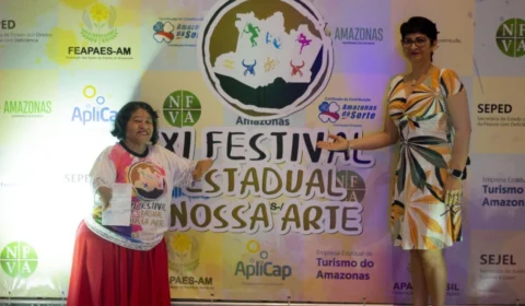 Troféu de Gratidão é entregue a titular da Setrab, Neila Azrak pela Feapae-AM