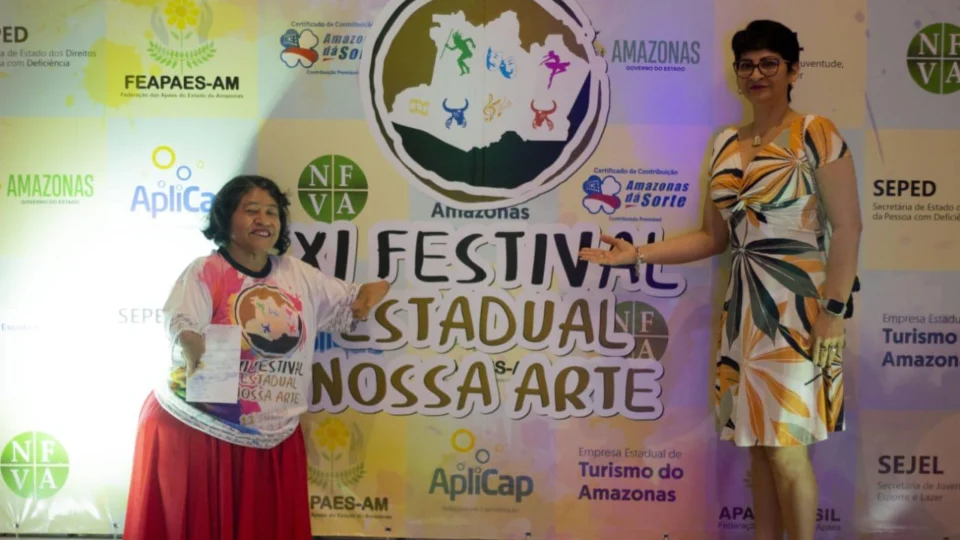 Troféu de Gratidão é entregue a titular da Setrab, Neila Azrak pela Feapae-AM