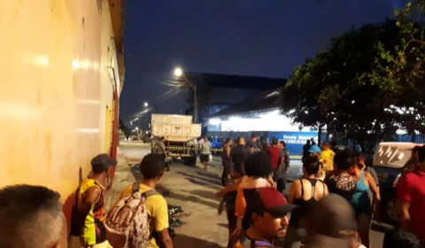 Homem dorme embaixo de caminhão e morre atropelado após motorista acelerar veículo