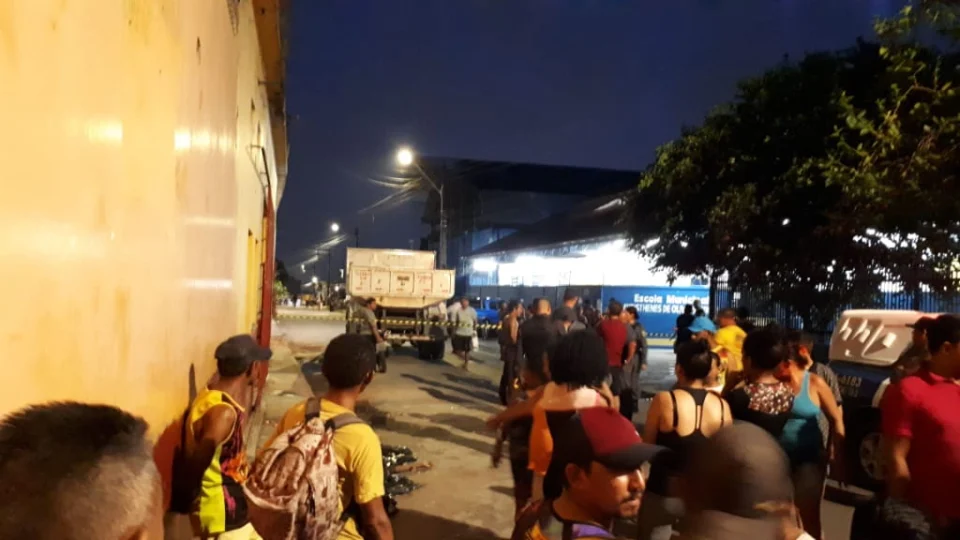 Homem dorme embaixo de caminhão e morre atropelado após motorista acelerar veículo