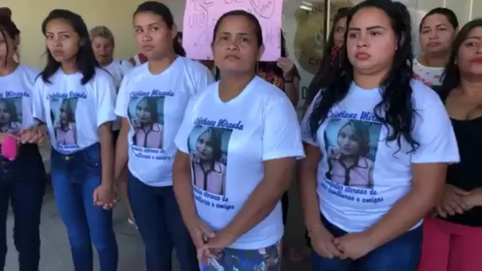 Família de jovem assassinada pelo namorado protesta por celeridade no julgamento