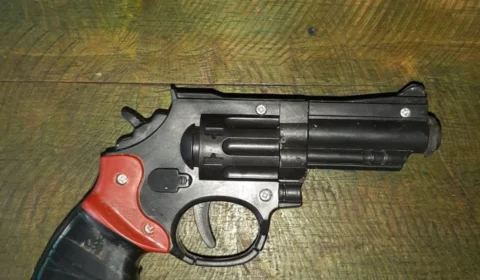 Polícia prende dupla que ameaçava pessoas com simulacro de arma de fogo