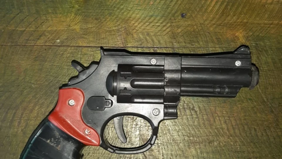 Polícia prende dupla que ameaçava pessoas com simulacro de arma de fogo