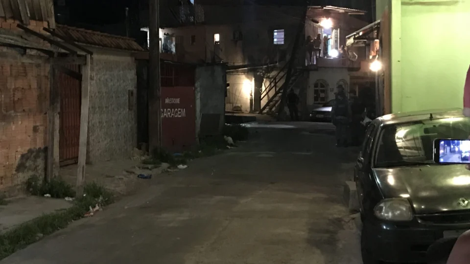 Durante tiroteio bandidos atiram granada no Morro da Liberdade  e aterrorizam moradora