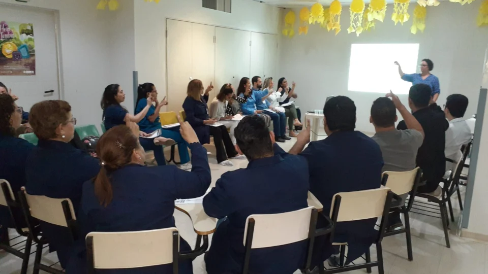 Servidores do 28 de Agosto aprendem Libras para melhor atender surdos