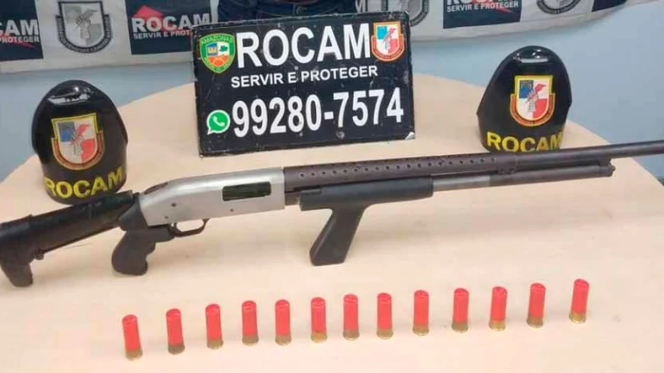 Jovem é preso após bater e apontar espingarda para esposa