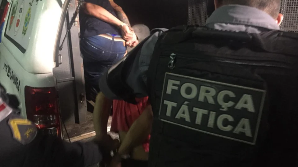 Trio é denunciado e preso por tráfico de drogas e posse ilegal de arma de fogo, no bairro Chapada