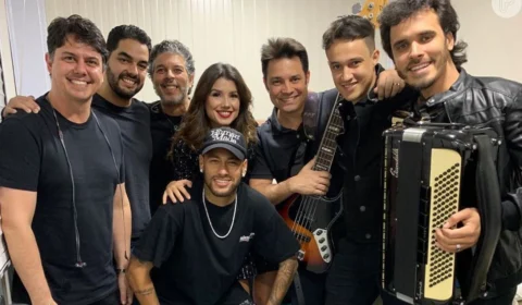 Neymar surpreende fãs de Paula Fernandes em show e canta em bastidor: ‘Shallow’