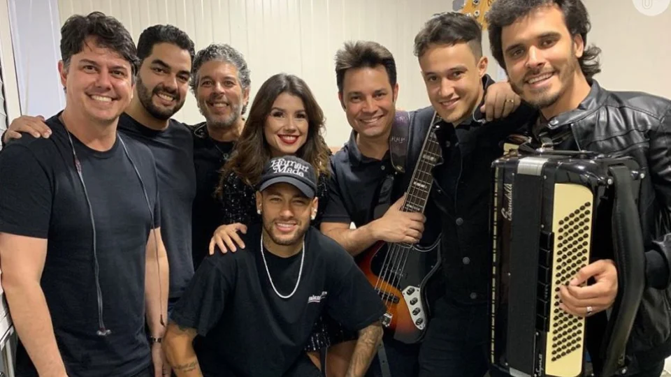 Neymar surpreende fãs de Paula Fernandes em show e canta em bastidor: ‘Shallow’