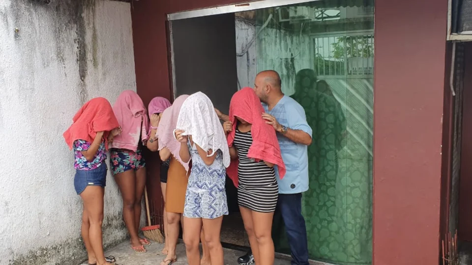 Prostituição infantil: Meninas de 13 a 17 anos eram mantidas presas em casa no Alvorada