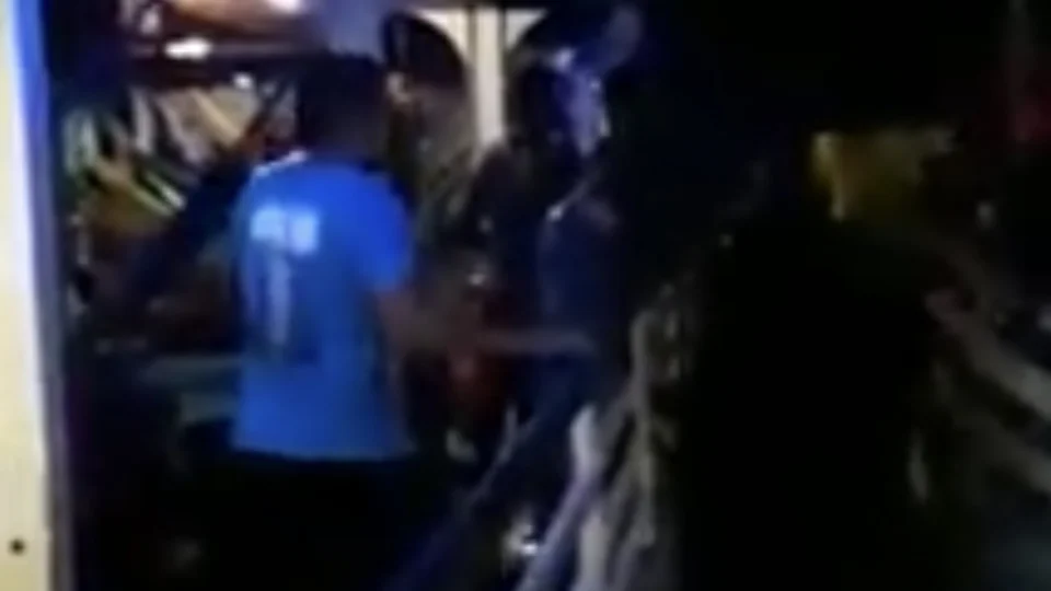 Vídeo – Tronco atinge embarcação e assusta passageiros no Rio Amazonas