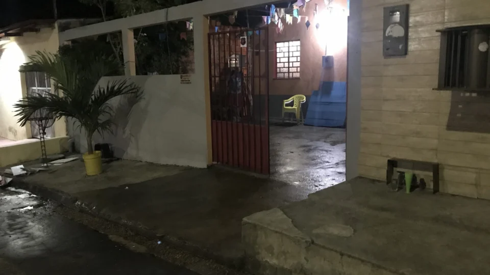 Bandidos invadem residência e atiram em jovem no Nova Cidade