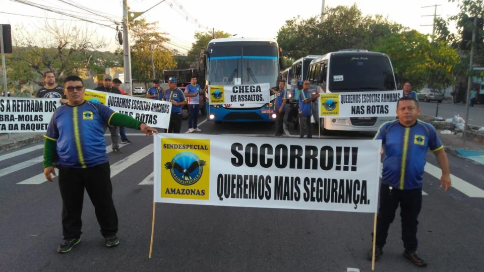 Trabalhadores do transporte especial realizam manifestação e reivindicam mais segurança