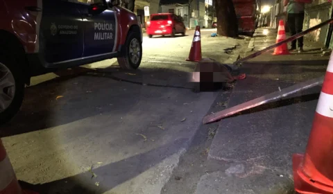 Homem é assassinado a tiros por ocupantes de carro branco no Centro de Manaus