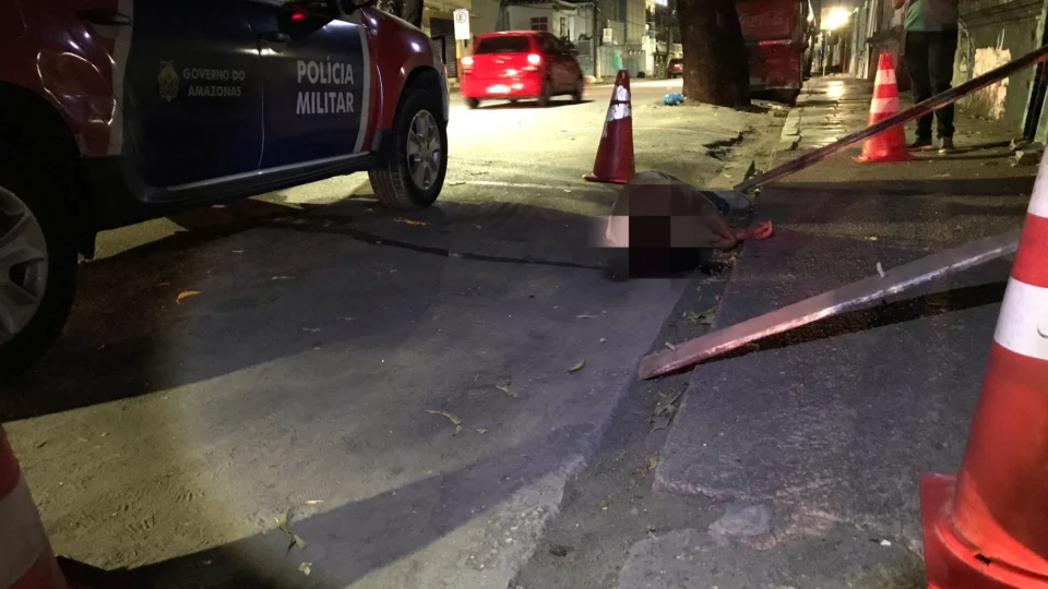 Homem é assassinado a tiros por ocupantes de carro branco no Centro de Manaus