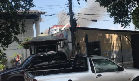 Moradores ficam desesperados com casa pegando fogo no Parque 10