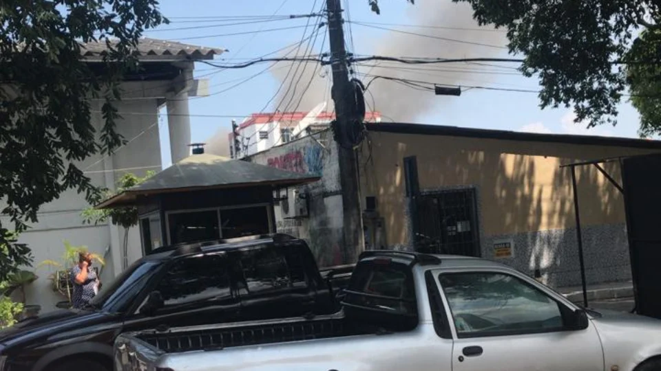 Moradores ficam desesperados com casa pegando fogo no Parque 10