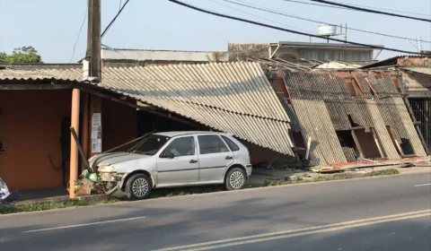 Acidente no núcleo 4 da Cidade Nova deixa cobertura de lanche destruída