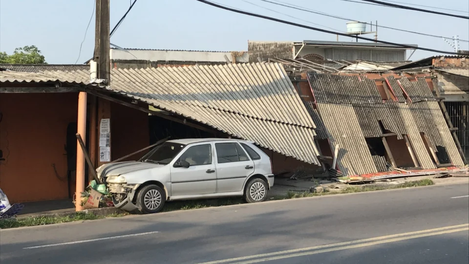 Acidente no núcleo 4 da Cidade Nova deixa cobertura de lanche destruída