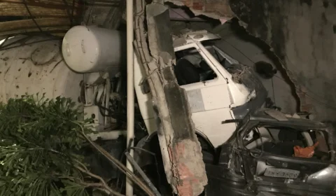 Caminhão perde freio e invade residência no Jorge Teixeira