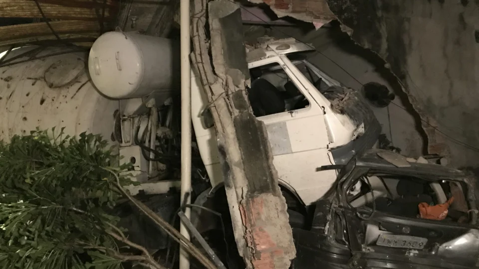 Caminhão perde freio e invade residência no Jorge Teixeira