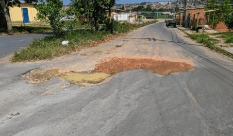 ‘Todo dia tem acidente por causa dessa buraqueira’, relata moradora do João Paulo 2