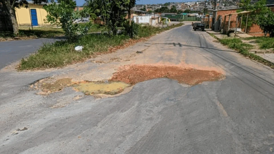 ‘Todo dia tem acidente por causa dessa buraqueira’, relata moradora do João Paulo 2