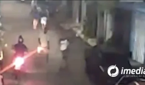 Vídeo – Homem reage a assalto e agride assaltantes com capacete no Petrópolis