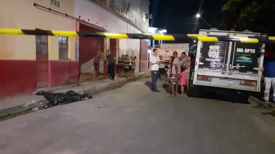 Jovem alcoolizado dorme em baixo de caçamba e acaba tendo a cabeça esmagada