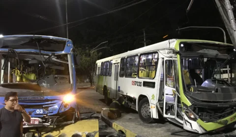 Acidente entre ônibus do transporte rodoviário deixa motorista preso às ferragens