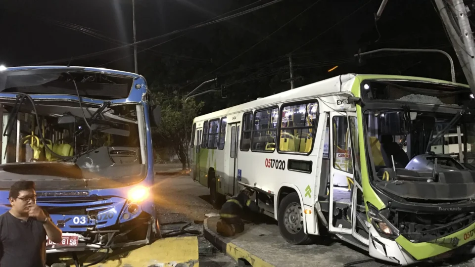 Acidente entre ônibus do transporte rodoviário deixa motorista preso às ferragens